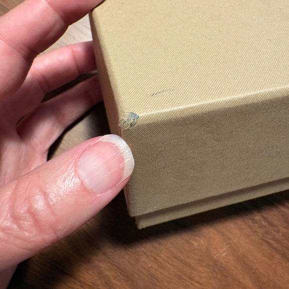 Burberry sunglasses case with exterior box - Picture 8 of 8